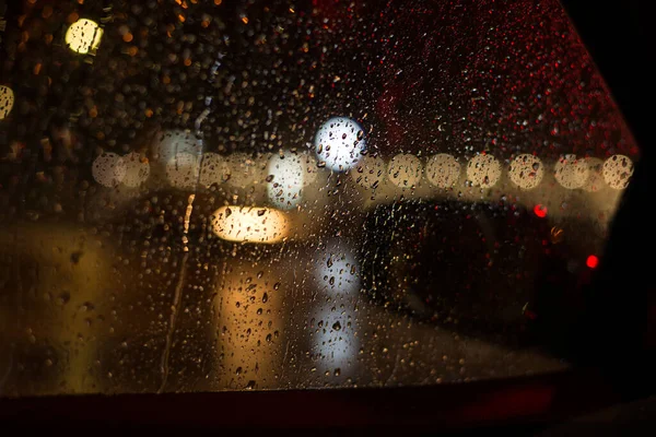 Regn Droppar Bilglaset Natten — Stockfoto