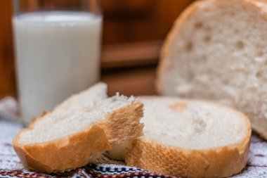 Bir bardak süt ve ekmek ahşap bir masa üzerinde. Yahudi tatil