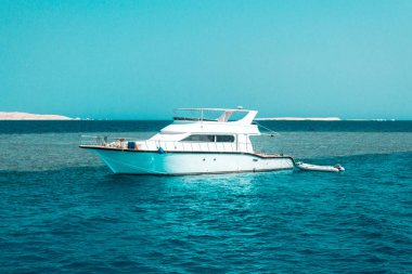 Yol altında dışarı tropikal deniz üzerinde yelken bir büyük özel motor yat. Lüks Yat.