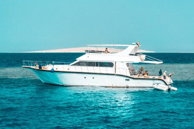 Yol altında dışarı tropikal deniz üzerinde yelken bir büyük özel motor yat. Lüks Yat.