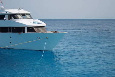 Yol altında dışarı tropikal deniz üzerinde yelken bir büyük özel motor yat. Lüks Yat.