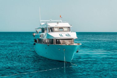 Yol altında dışarı tropikal deniz üzerinde yelken bir büyük özel motor yat. Lüks Yat.
