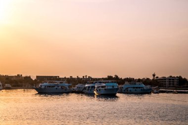 Yatlar liman içinde günbatımında demirledi. Modern motorlu tekne deniz Park.