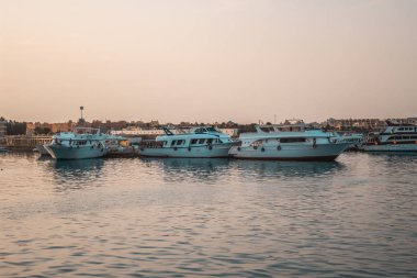 Yatlar liman içinde günbatımında demirledi. Modern motorlu tekne deniz Park.
