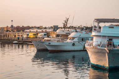 Yatlar liman içinde günbatımında demirledi. Modern motorlu tekne deniz Park.