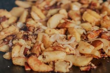 Izgarada kızarmış Altın Patates. Doğada yemek pişirmek. Yemek pişirme.