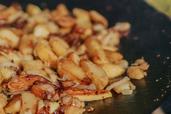 Fried aranyburgonya a grill. Élelmiszer-főzés a természetben. Főzés az élelmiszer-tűz. — Stock Fotó