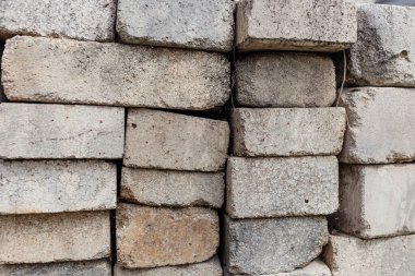 Çizik ve çatlaklarla tuğla deseni. Taş duvar dokusu. Eski kale taşından duvar dokusu. Arkaplan ya da doku olarak taş duvar.