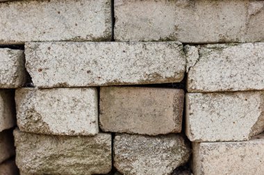 Çizik ve çatlaklarla tuğla deseni. Taş duvar dokusu. Eski kale taşından duvar dokusu. Arkaplan ya da doku olarak taş duvar.