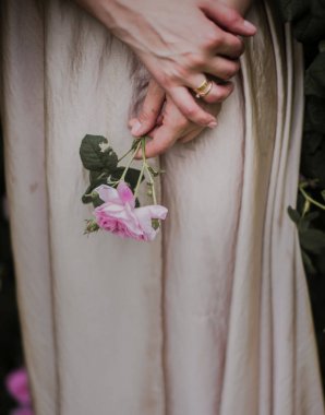 Kız küçük gül tutar 