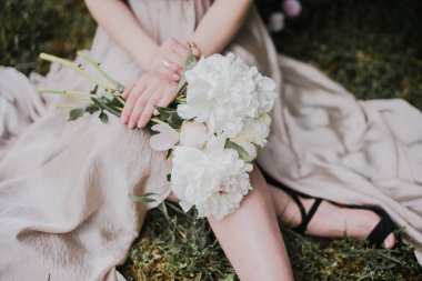 Kız beyaz şakayık tutar