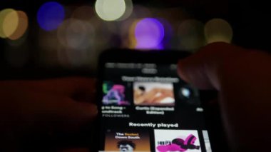 Akıllı telefondan canlı yayın uygulamasını şımart - iyi müzik aranıyor
