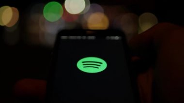 Akıllı telefon cihazında Spotify akış uygulamasıyla müzik dinleme