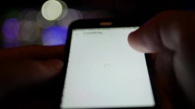 Plovdiv, Bulgaristan, Temmuz 2018-gece akıllı telefonda sosyal dating uygulaması kullanma-23,976 fps