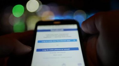 Gece akıllı telefonda sosyal keşif uygulamasına giriş yapma