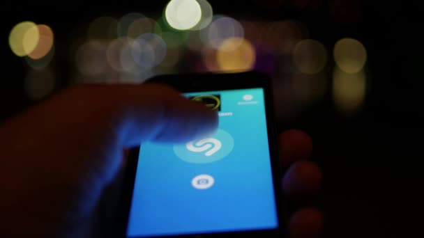 Verwendung Der Software Zur Musikerkennungssoftware Shazam Auf Einem Smartphone Gerät — Stockvideo