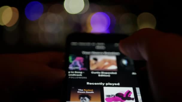 Spotify Streamt Online Anwendung Auf Smartphone Auf Der Suche Nach — Stockvideo