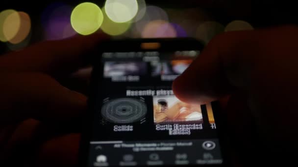 Musik Hören Auf Smartphone Online Streaming Anwendung Spotify — Stockvideo