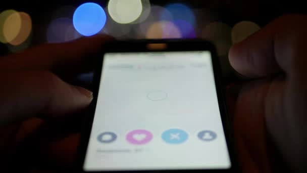 Uso Aplicaciones Citas Sociales Dispositivo Móvil Teléfonos Inteligentes Por Noche — Vídeo de stock