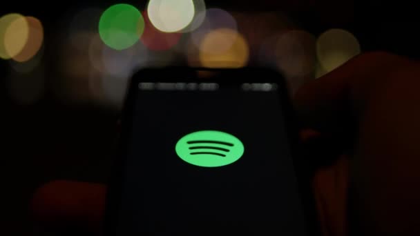 Lyssna Musik Med Spotify Streaming Program Smartphone Enhet — Stockvideo