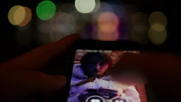 Mit Smartphone Anwendung Zur Sozialen Entdeckung Dating Des Anderen Geschlechts — Stockvideo