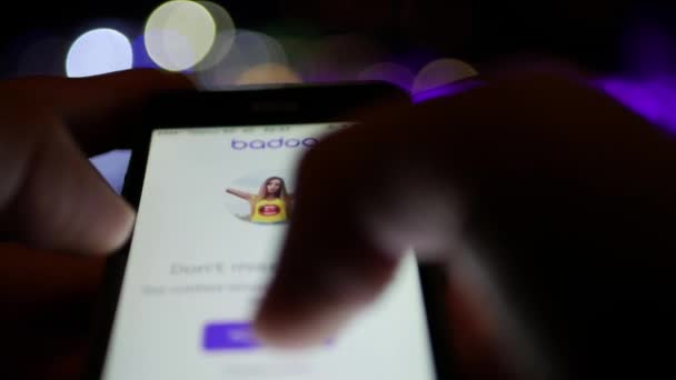 社会的な発見のスマートフォンのアプリケーションで女の子をスワイプ Badoo Tinder Twoo 異性の適切なパートナーを見つける — ストック動画