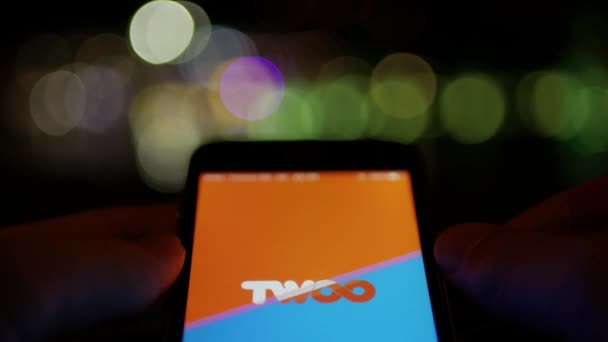 Usando Social Namoro Aplicação Twoo Smartphone Noite — Vídeo de Stock