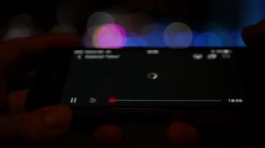 Bir akıllı telefon cihazında Netflix filmleri ve TV programları izlemek