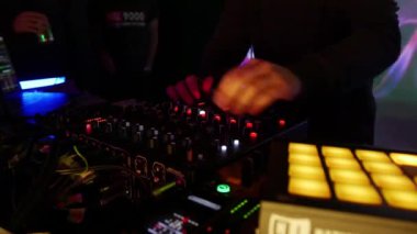 Berlin, Almanya, Temmuz 2018-DJ Mikser ve dişli bir gece kulübünde canlı elektronik müzik performansı sırasında, yakın çekim