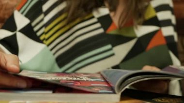 Kadın çizgi roman hayranı bir grafin romanı okuyor - dahili 4K UHD görüntüleri