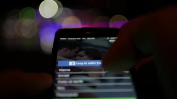 Utilisateur Connectant Application Bloomy Pour Rencontrer Des Personnes Sexe Opposé — Video