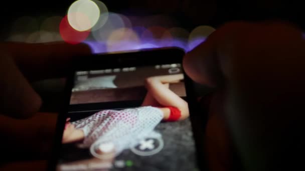 夜の社会発見スマートフォンアプリで女の子をスワイプ — ストック動画