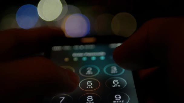 Gebruiker Kan Niet Ontgrendelen Smartphone Met Verkeerd Wachtwoord Schakelt Apparaat — Stockvideo