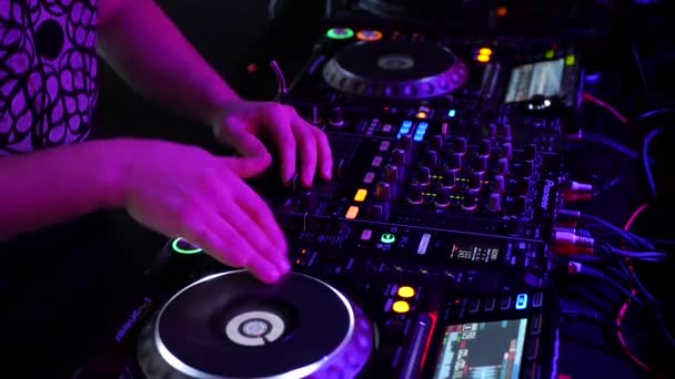 Professioneller Mischt Songs Elektronische Musik Party Einem Nachtclub Mit Playern — Stockvideo