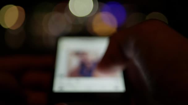 Endloses Surfen Sozialen Netzwerken Defokussierte Verschwommene Konzeptaufnahmen Der Nächtlichen Smartphone — Stockvideo
