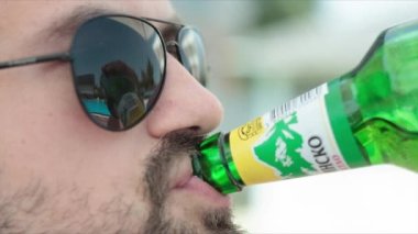 Bira içen adam, yavaş çekim.