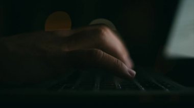 Hacker geceleri çalışan, Hacking, geliştirici, Freelancer, programcı, o teknoloji kavramı, uykusuzluk, gece