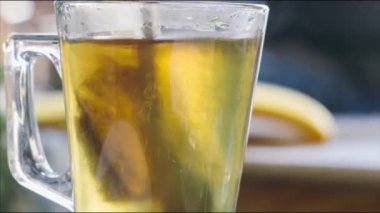 Bal ile sıcak çay içmek