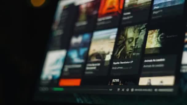 Przeglądanie Spotify Wyszukiwanie Dobrej Muzyki Przewijanie Albumów — Wideo stockowe