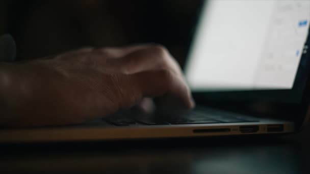 自由职业者商人在计算机夜间工作 开发人员 — 图库视频影像