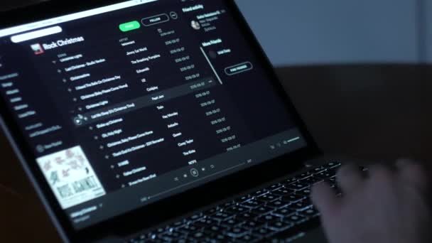 Navegando Por Canciones Clásicas Rock Navideño Spotify — Vídeo de stock