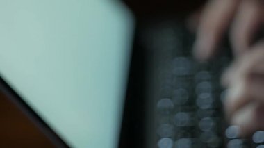 Gece bir laptop yazma, Freelancer, programcı, hacker, coder kavramı