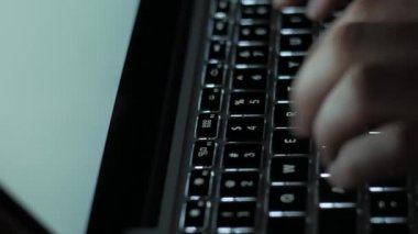 Geceleri aydınlatmalı aydınlatmalı klavyede yazma
