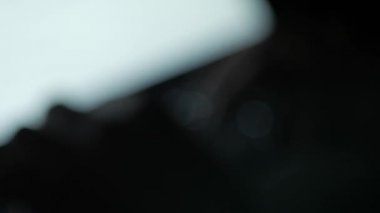 Yazar gece çalışma, bilgisayar laptop Notebook yazarak, yaratıcı kavramı, şair, teknoloji