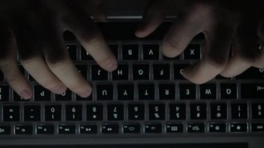 Gece dizüstü klavye yazarak, geliştirici, programcı, coder, hacker, siber terör kavramı, üst görünüm