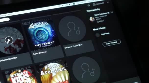 Spotify Musik Lyssna Dolly Smidig Filmisk Spårning Skott Närbild Detalj — Stockvideo