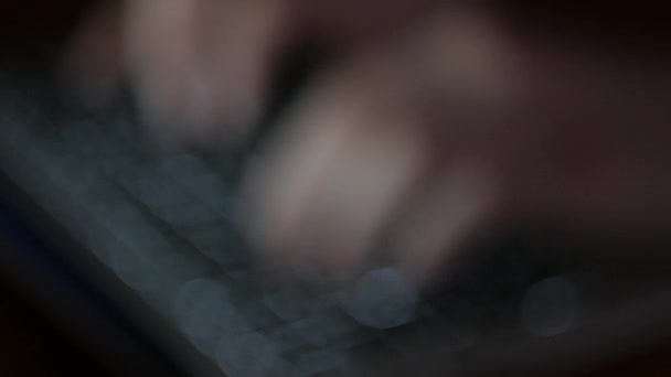Finger Tippen Nachts Auf Der Tastatur Codierungskonzept — Stockvideo