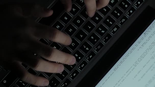 Laptop Digitando Notte Scrivendo Romanzo Codifica Hacking Sviluppo Software — Video Stock
