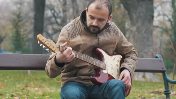 Rock Busker Musicien Jouer Guitare Électrique Stock Footage — Video