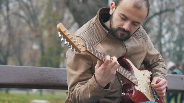 Guitarrista Barbudo Praticando Fora Imagens Estoque 976 Vídeo Cinematográfico — Vídeo de Stock